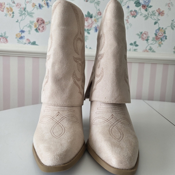 NWOB Soda Gizmos Suede Western Cowgirl Boots Folded Cuffs Block Heel Beige 38 8 - Picture 3 of 7